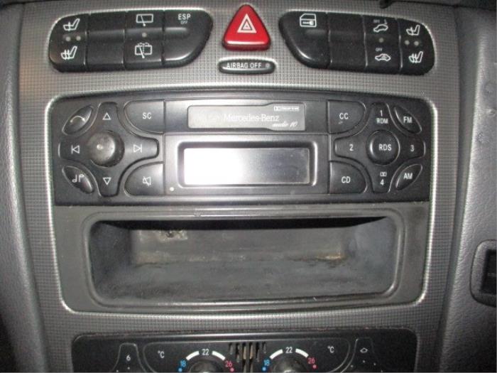 Radio/Cassette van een Mercedes-Benz C Combi (S203) 2.6 C-240 18V 2002