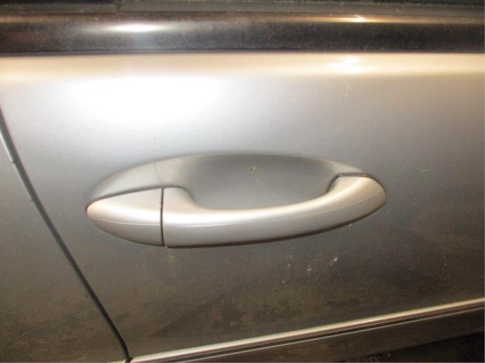 Uchwyt drzwi prawych przednich wersja 4-drzwiowa z Mercedes-Benz C Combi (S203) 2.6 C-240 18V 2002