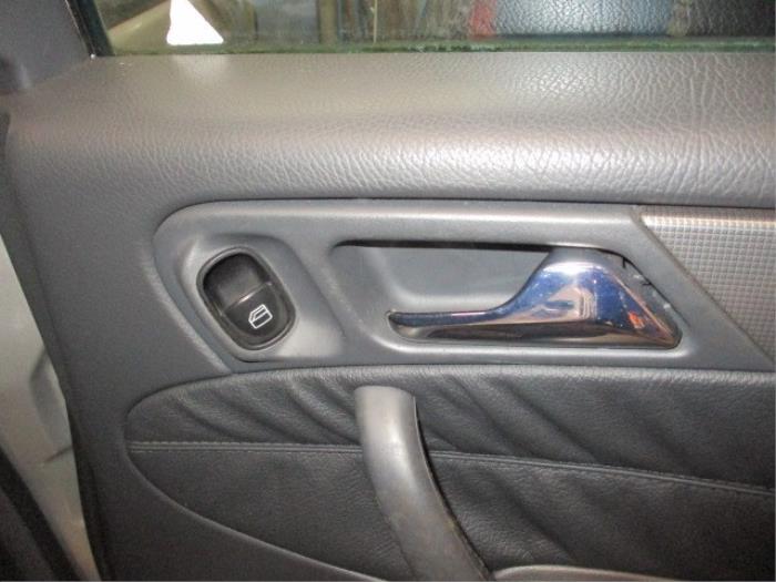 Commutateur vitre électrique d'un Mercedes-Benz C Combi (S203) 2.6 C-240 18V 2002