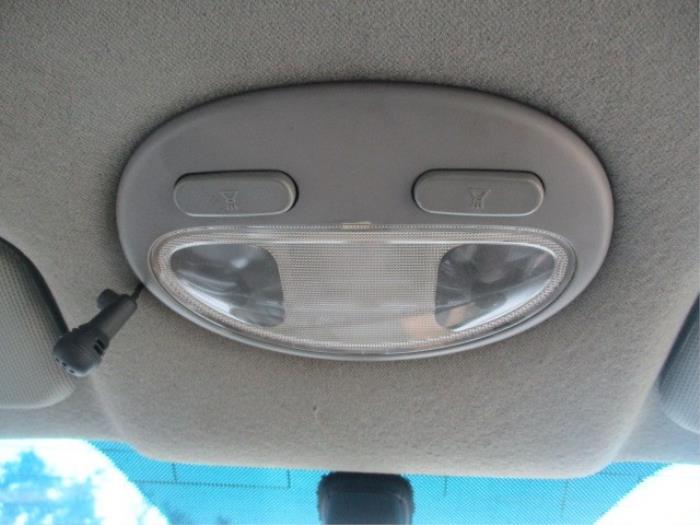 Luz interior delante de un Daewoo Nubira Wagon (J100) 1.6 16V 2005
