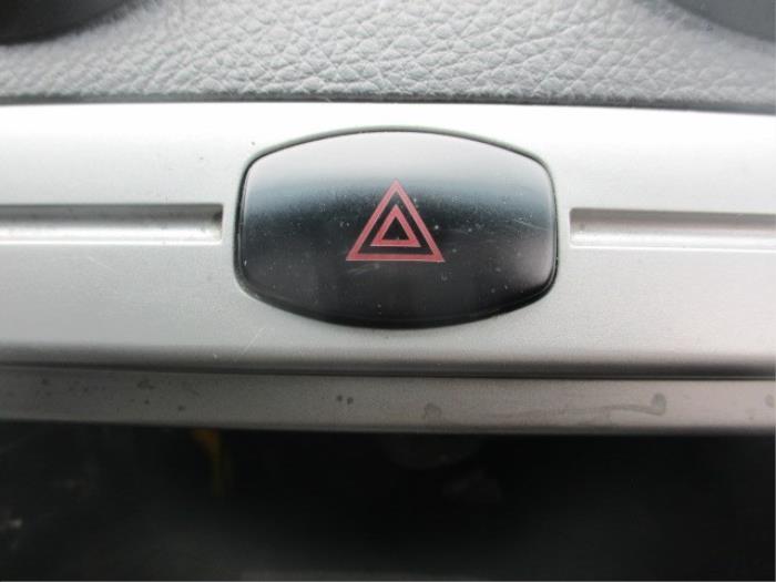 Panic lighting switch from a Daewoo Nubira Wagon (J100) 1.6 16V 2005