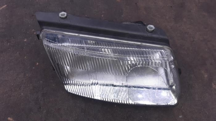 Headlight, right from a Volkswagen Passat (3B2) 1.9 TDi 90 2000