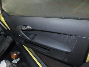 Używane Tapicerka drzwi prawych wersja 2-drzwiowa Audi A3 (8P1) 2.0 16V FSI Cena € 50,00 Procedura marży oferowane przez Boekholt autodemontage B.V