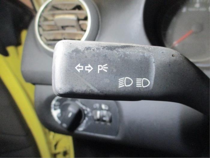 Indicator switch from a Audi A3 (8P1) 2.0 16V FSI 2004
