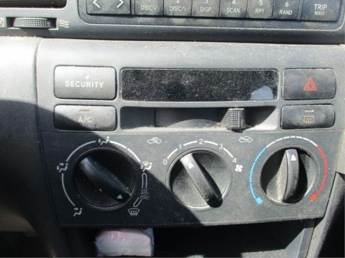 Dashboard from a Toyota Corolla Wagon (E12) 2.0 D-4D 16V 90 2002