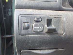 Usados Interruptor de retrovisor Toyota Corolla Wagon (E12) 2.0 D-4D 16V 90 Precio € 15,00 Norma de margen ofrecido por Boekholt autodemontage B.V