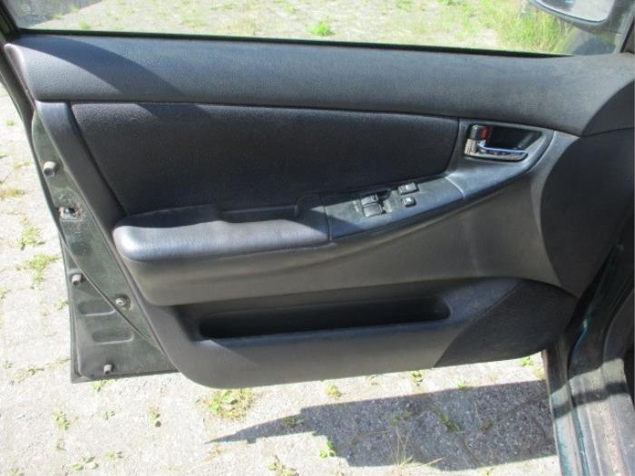 Revêtement portière 4portes avant gauche d'un Toyota Corolla Wagon (E12) 2.0 D-4D 16V 90 2002