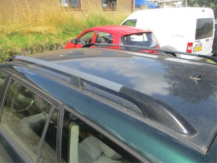 Roof rack kit from a Toyota Corolla Wagon (E12) 2.0 D-4D 16V 90 2002