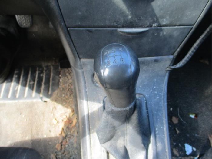 Getriebe Mechanik van een Toyota Corolla Wagon (E12) 2.0 D-4D 16V 90 2002