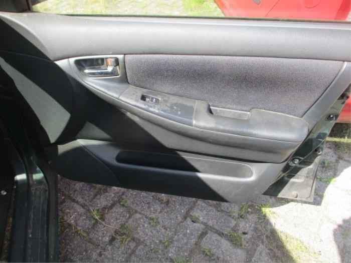 Uchwyt drzwi prawych przednich wersja 4-drzwiowa z Toyota Corolla Wagon (E12) 2.0 D-4D 16V 90 2002