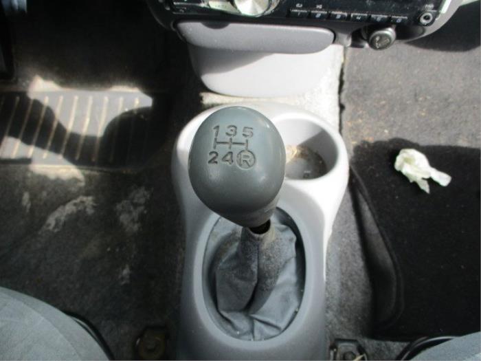 Gear-change mechanism from a Toyota Yaris (P1) 1.3 16V VVT-i 2000