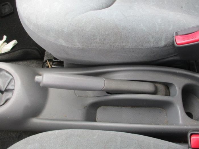 Parking brake lever from a Toyota Yaris (P1) 1.3 16V VVT-i 2000