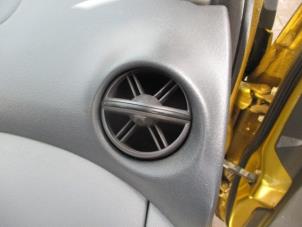 Used Dashboard vent Toyota Yaris (P1) 1.3 16V VVT-i Price € 10,00 Margin scheme offered by Boekholt autodemontage B.V