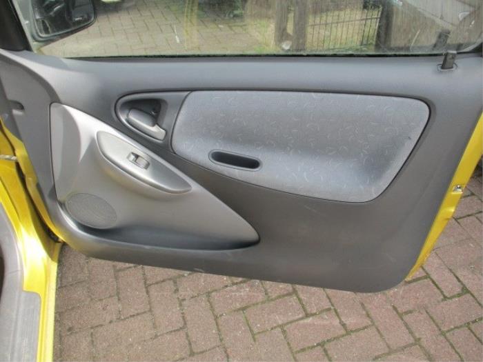 Manija de puerta de 2 puertas derecha de un Toyota Yaris (P1) 1.3 16V VVT-i 2000
