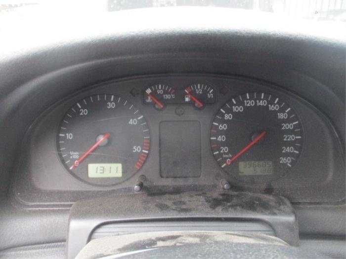 Cuentakilómetros de un Volkswagen Passat (3B2) 1.9 TDi 90 2000