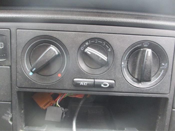 Heater control panel from a Volkswagen Passat (3B2) 1.9 TDi 90 2000