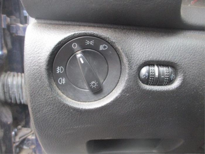Light switch from a Volkswagen Passat (3B2) 1.9 TDi 90 2000