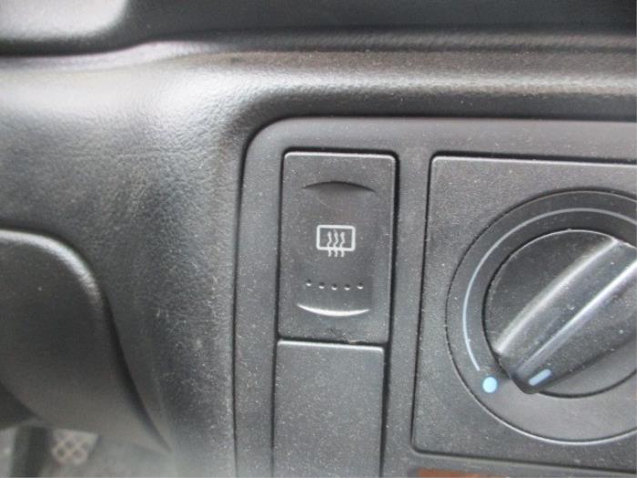 Rear window heating switch from a Volkswagen Passat (3B2) 1.9 TDi 90 2000