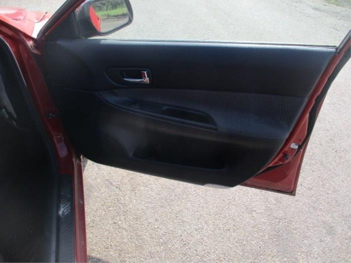 Tapizado de puerta de 4 puertas derecha delante de un Mazda 6 Sportbreak (GY19/89) 2.0i 16V 2005