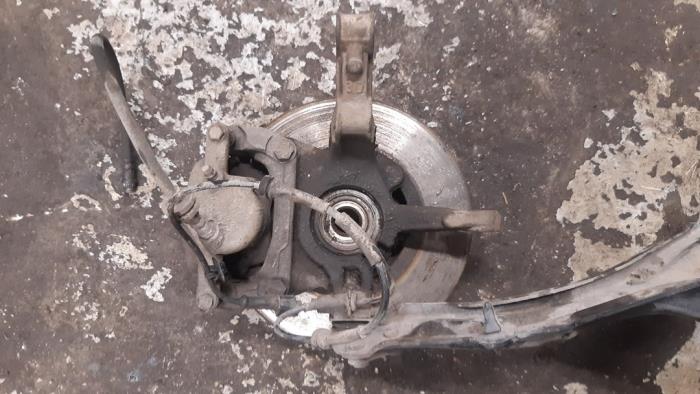 Front wheel hub from a Renault Kangoo Be Bop (KW) 1.5 dCi 90 FAP 2012