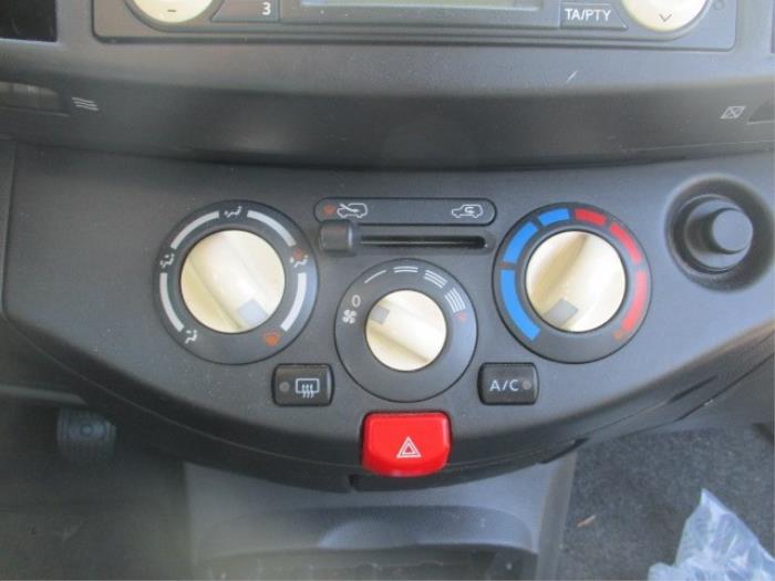 Interruptor de calefactor luneta de un Nissan Micra (K12) 1.4 16V 2004