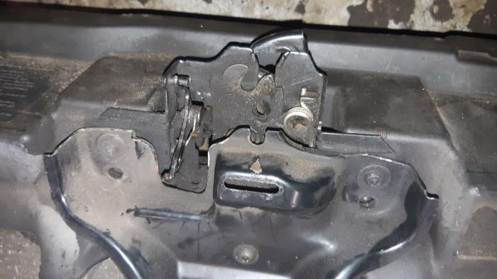 Bonnet lock mechanism from a Volkswagen Golf IV (1J1) 1.6 1998