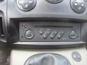 Używane Radioodtwarzacz CD Renault Scénic II (JM) 2.0 16V Cena € 20,00 Procedura marży oferowane przez Boekholt autodemontage B.V