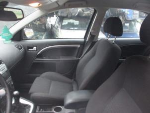 Używane Fotel prawy Ford Mondeo III 1.8 16V Cena € 75,00 Procedura marży oferowane przez Boekholt autodemontage B.V