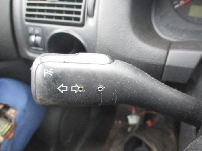 Interruptor de indicador de dirección de un Volkswagen Golf IV (1J1) 1.6 1998