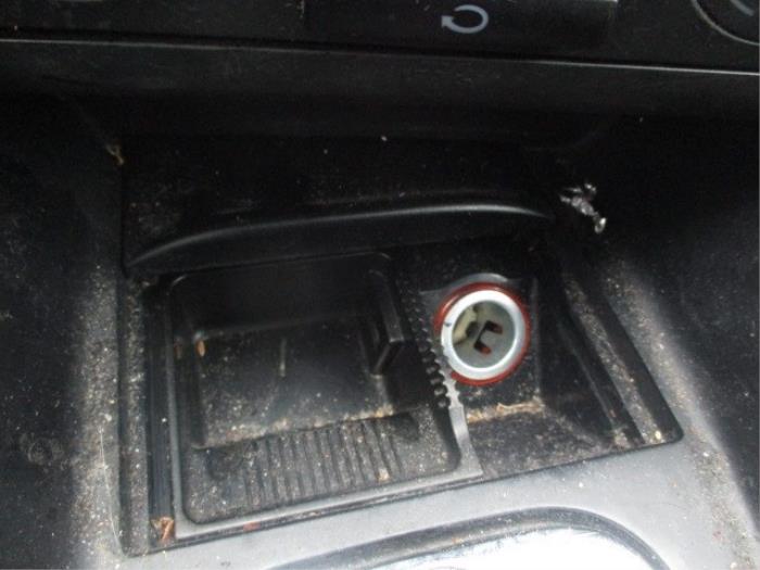 Front ashtray from a Volkswagen Golf IV (1J1) 1.6 1998