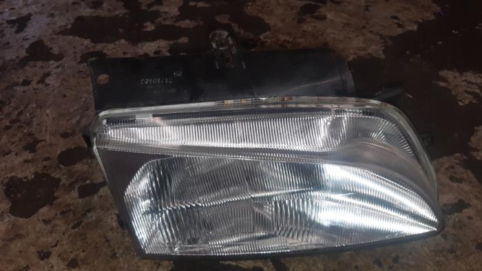 Headlight, right from a Peugeot Partner 2.0 HDi 2002
