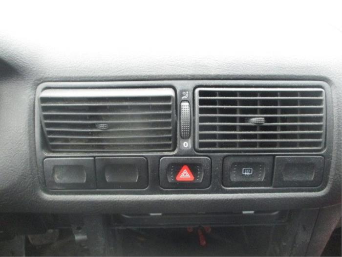 Dashboard vent from a Volkswagen Golf IV (1J1) 1.6 1998