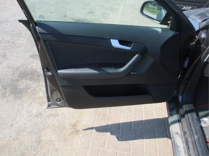 Poignée portière 4portes avant gauche d'un Audi A3 Sportback (8PA) 1.6 2005