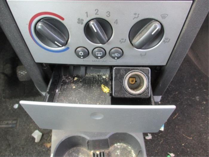 Front ashtray from a Opel Meriva 1.7 DTI 16V 2004