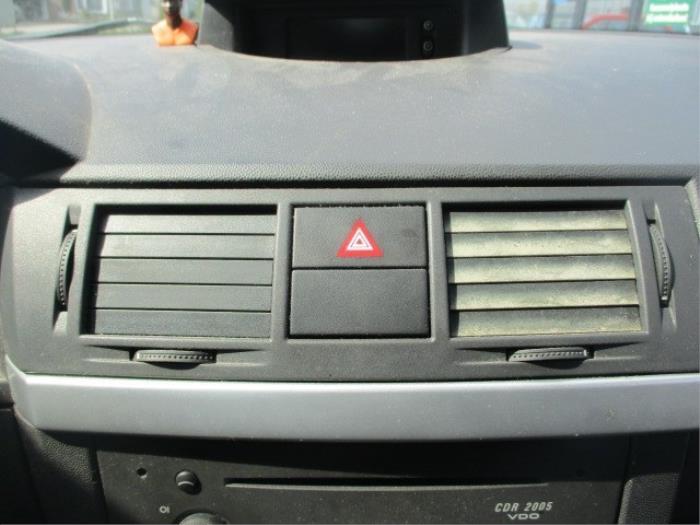 Dashboard vent from a Opel Meriva 1.7 DTI 16V 2004