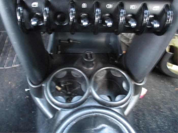 Używane Zlacze 12 volt BMW Mini (R50/53) 1.6 16V One Cena na żądanie oferowane przez Boekholt autodemontage B.V