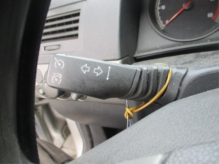 Interruptor de indicador de dirección de un Opel Astra H (L48) 1.9 CDTi 100 2006