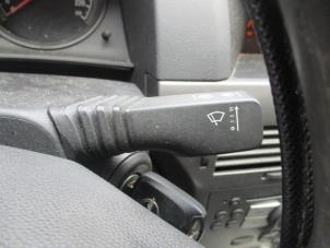 Usados Interruptor de limpiaparabrisas Opel Astra H (L48) 1.9 CDTi 100 Precio € 20,00 Norma de margen ofrecido por Boekholt autodemontage B.V