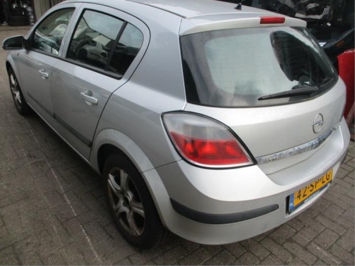 Portière 4portes arrière gauche d'un Opel Astra H (L48) 1.9 CDTi 100 2006