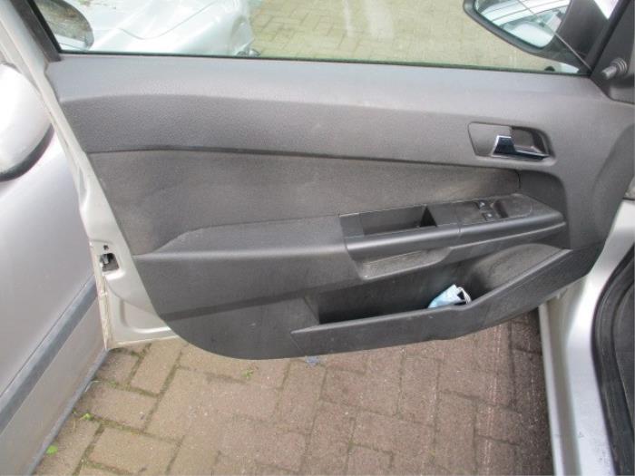 Tapicerka drzwi lewych przednich wersja 4-drzwiowa z Opel Astra H (L48) 1.9 CDTi 100 2006
