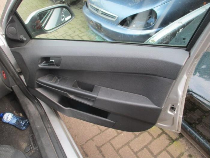 Tapicerka drzwi prawych przednich wersja 4-drzwiowa z Opel Astra H (L48) 1.9 CDTi 100 2006