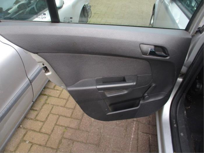 Revêtement portière haut 4portes arrière gauche d'un Opel Astra H (L48) 1.9 CDTi 100 2006