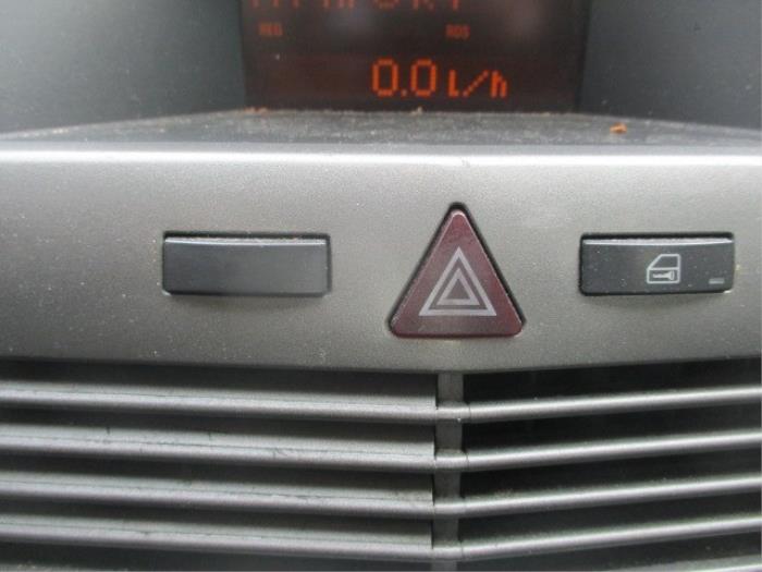 Interruptor de luz de pánico de un Opel Astra H (L48) 1.9 CDTi 100 2006