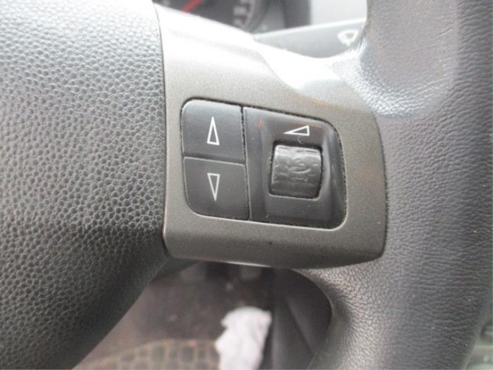 Radiobedienung Lenkrad van een Opel Astra H (L48) 1.9 CDTi 100 2006