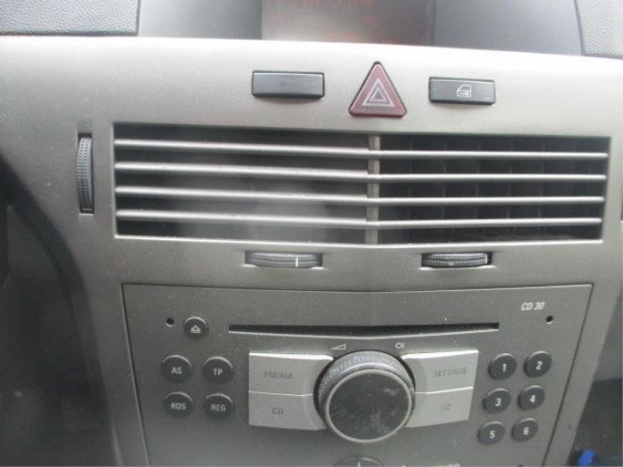 Rejilla de aire de salpicadero de un Opel Astra H (L48) 1.9 CDTi 100 2006