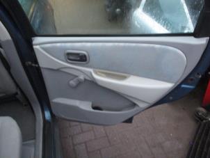 Używane Tapicerka drzwi prawych tylnych wersja 4-drzwiowa Nissan Almera Tino (V10M) 1.8 16V Cena € 40,00 Procedura marży oferowane przez Boekholt autodemontage B.V