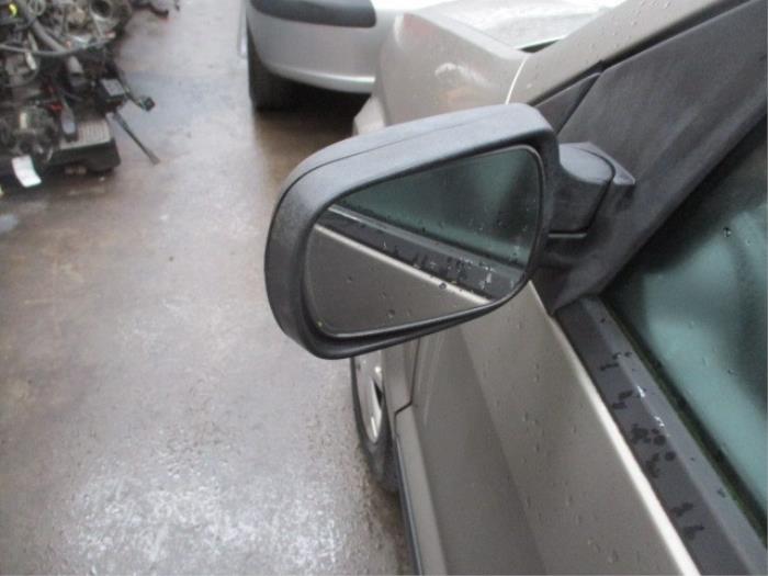 Außenspiegel links van een Ford Fusion 1.4 16V 2003