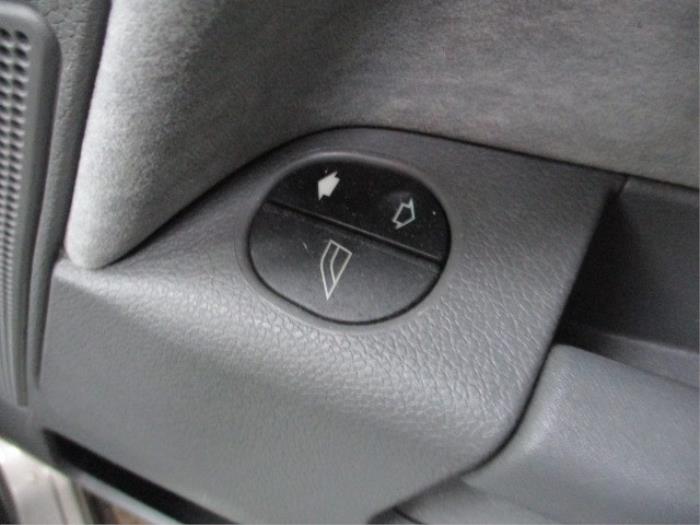 Elektrisches Fenster Schalter van een Ford Fusion 1.4 16V 2003