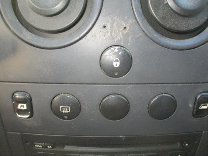 Electric window switch from a Citroën Berlingo 2.0 HDi 2003