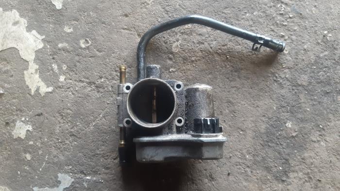 Throttle body from a Opel Astra G (F08/48) 1.6 16V 2001
